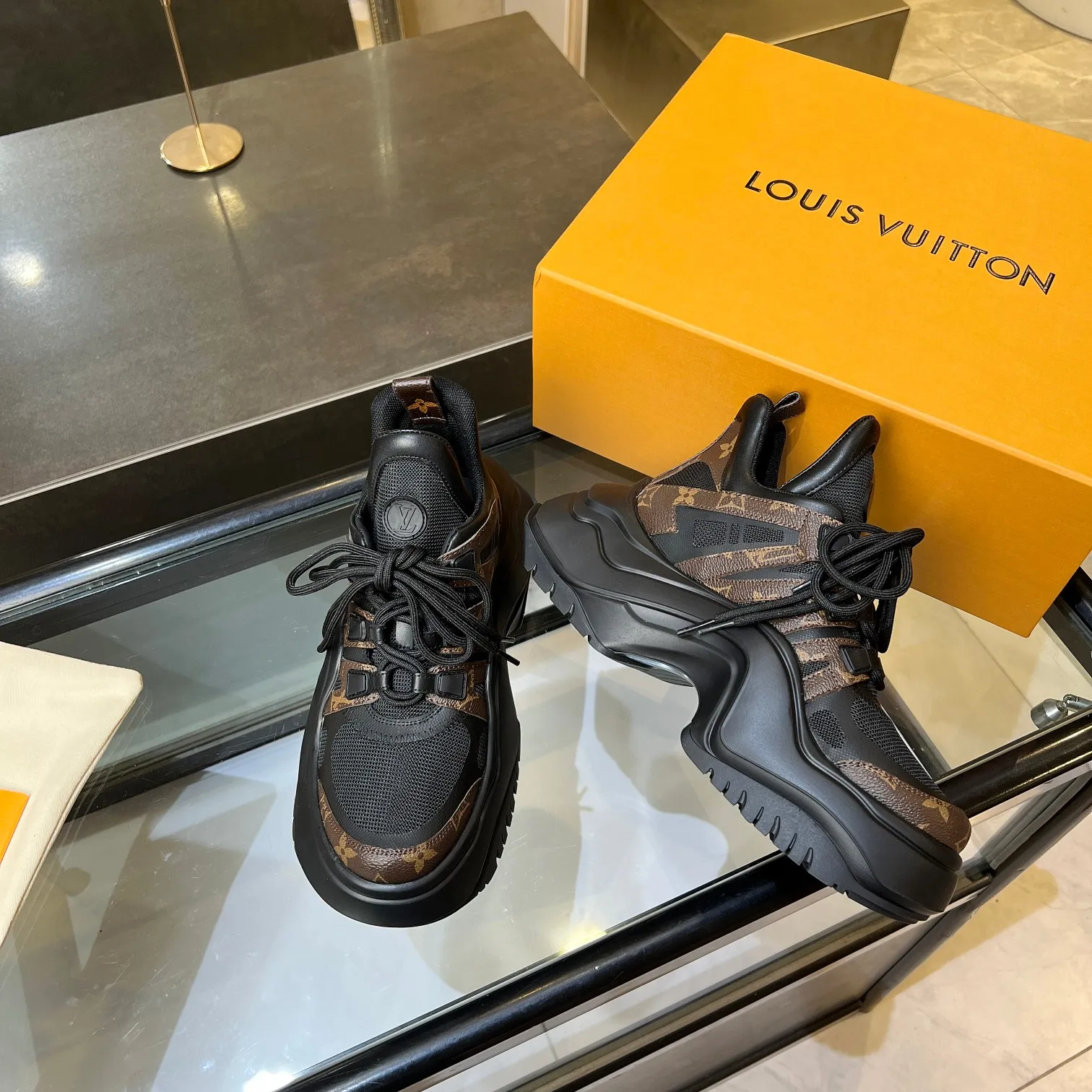 👟👟Ex-factory price 760👟👟 Nicolas Ghesquieye once again refined the design essence of LVArchlight sneakers to create LVArchlight2.0 platfrm sneakers. The combination of multiple technical materials, the wide outsole and the exaggerated tongue highlight the series' recognition, and the latter is marked with the LVCirCle logo 35-41